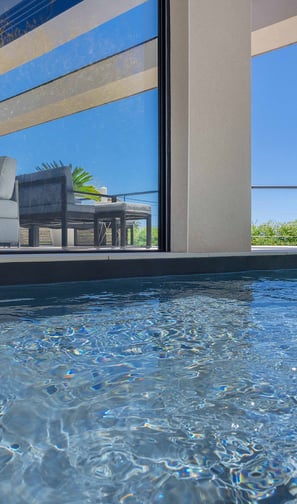 Piscine miroir face à la mer dans une villa à Bandol