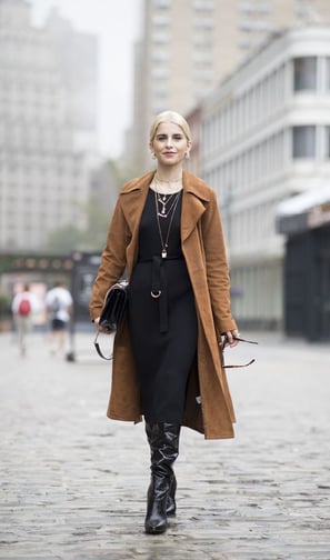 Vestido de punto con botas altas