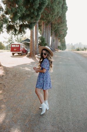 Vestido floral con botines blancos