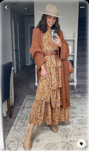 Vestido boho con botas cowboy