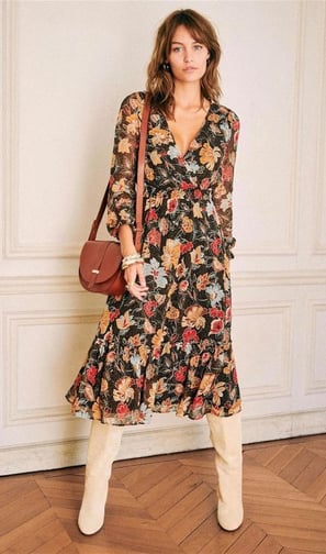 Vestido midi estampado con botas beige