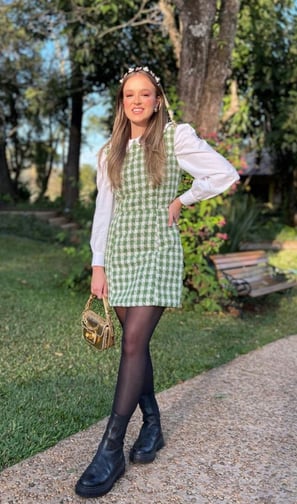Vestido corto con botas chunky