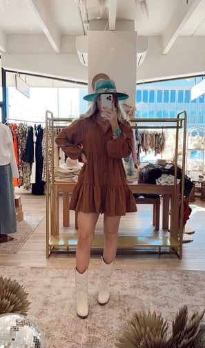 Vestido corto con botas vaqueras