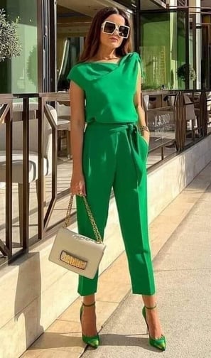Look monocromático en verde esmeralda