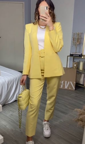 Outfit en color amarillo
