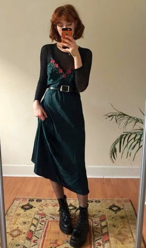 Vestido slip con botas de combate