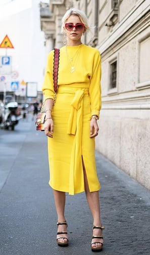 Outfit monocromático en amarillo