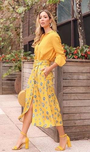 Outfit mostaza con estampado