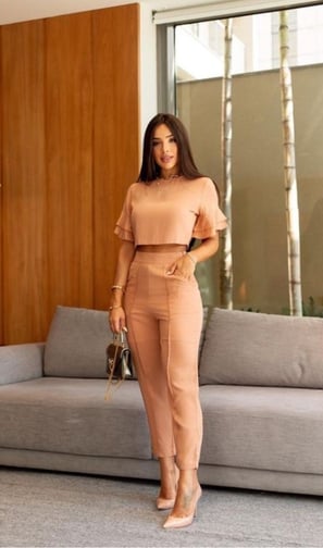 Outfit monocromático en coral