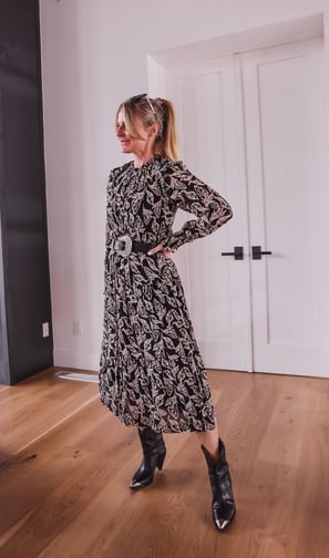 Vestido midi con botas western