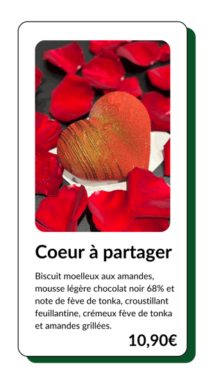 pâtisserie à partager en forme de coeur entouré de pétales de rose