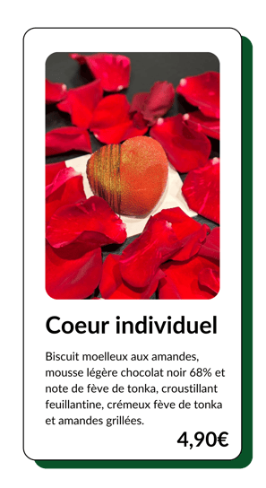 pâtisserie individuelle en forme de coeur entouré de pétales de rose