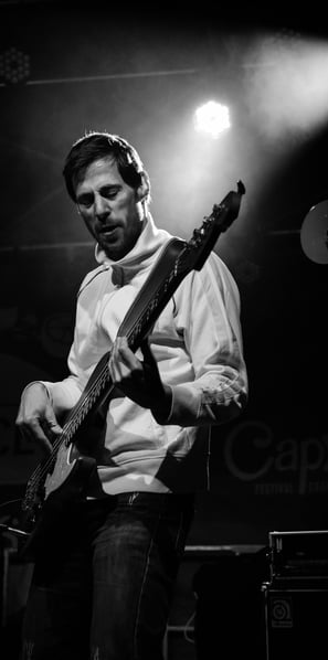 Fildesmond, bassiste sur scène et studio