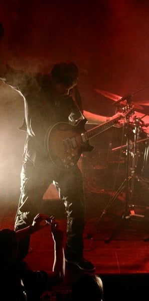 Fil Desmond, guitariste sur scène et studio