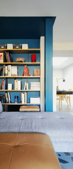 Bibliothèque sur mesure en bois clair et métal brut verni. Ouverture sur bureau lumineux avec Vélux