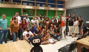 grupo de pessoas reunidas após treinamento de criatividade do Dojô de Criatividade
