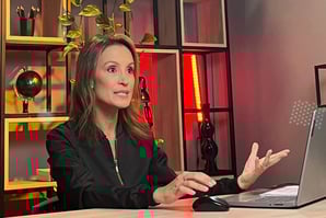 Dra Nicole dando aula online