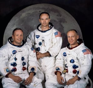 Da esquerda para direira Neil Alden Armstrong, Michael Collins e Edwin “Buzz” Aldrin Jr.