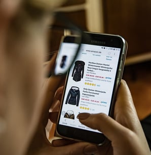 Imagem de um celular com e-commerce aberto 