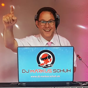 Hochzeits DJ Bayern alias DJ Markus vor seinem DJ-Laptop mit Logo