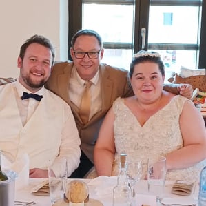 Hochzeit DJ Bayern mit einem Brautpaar am Brauttisch