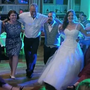 Brautpaar tanzt mit den Gästen Sirtaki auf einer Hochzeit mit DJ in Bayern