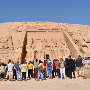 Frente da fachada do templo de Abu simbel com grupo de turistas de portugal 