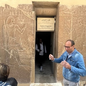 dando explicacao frente de tumulo de Kagemi em saqqara com grupo de brasil 