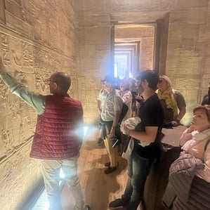 visita ao templo de edfu durante o passeio de cruzeiro pelo nilo entre luxor e assua com grupo brasileiro guiado pelo hadi 