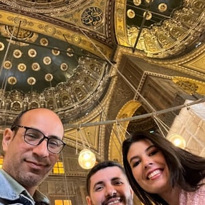 tirando foto por dentro da mesquita de mohamed ali e aparece o teto bem colorido e decorado com cenas religiosas