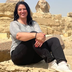 uma turista brasileira frente da grande esfinge , conhecendo o egito com guia hadi 