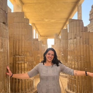 no meio do templo de hebsed em saqqara durante o nosso tour com hadi nosso guia 