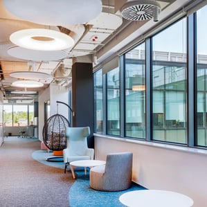 diseno de oficinas con sofas y paneles acusticos suspendidoss