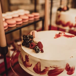 Vestuvių dekoratorė floristė Trakai bordo vestuvės Užutrakio dvaras vestuvių rotas prancūziškas tortas