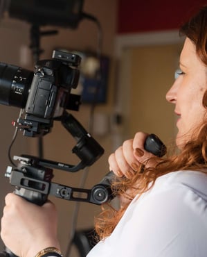 Tournage de video d'entreprise avec vidéaste professionnelle