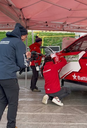 giuseppe cao che riprende alberto battistolli rally