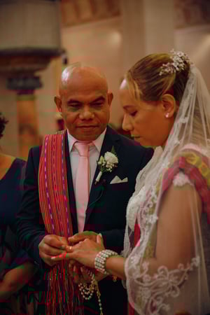 Couple exchanging rings at wedding cerimony in Fátima