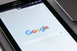 Um celular com a tela aberta na página do Google