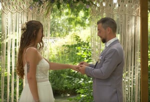 Échange des alliances entre les mariés pendant la cérémonie de mariage