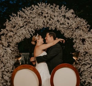 Novia besando a su novio en su boda al civil - Mejor videógrafo y fotógrafo de bodas en GDL, México.