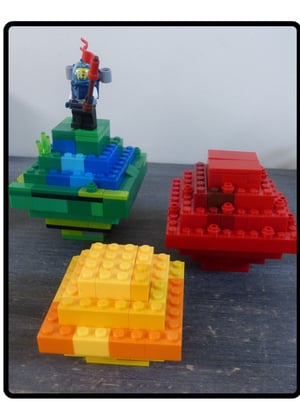 Planetas y astronauta de diferentes tamaños hechos con piezas de Lego.