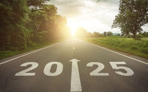 Eine Straße mit einem Straßenschild, auf dem "2025" steht.