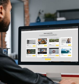 Une person devant un Imac regarde une site web fait a Maurice