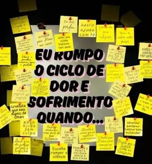 Painel com post-its amarelos ao redor da frase “Eu rompo o ciclo de dor e sofrimento quando..."
