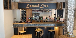 Bar de l''Estami'Dés en bois et chaises hautes de comptoir