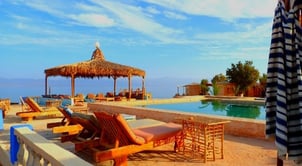 basen plażowy z leżakami i parasolami