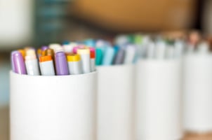 Farbstifte und Farbmarker in Boxen