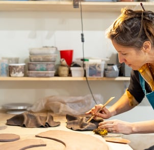 estelledel dans son atelier en cours de création