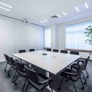 sala de reunion con pared movil y techo modular suspendido