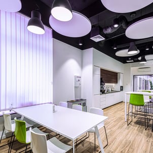 cocina con suelo de madera, paneles acusticos suspendidos y forjado pintado en grafito